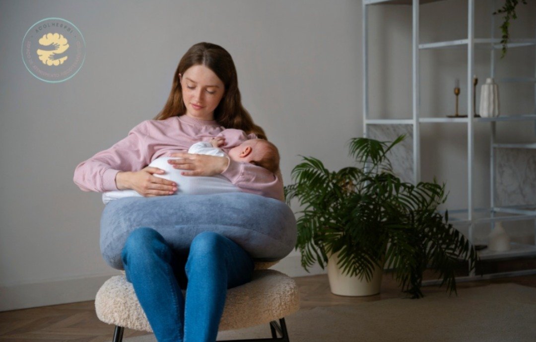 Mulher sentada amamentando seu bebê com auxílio de almofada de apoio, em ambiente calmo e acolhedor.